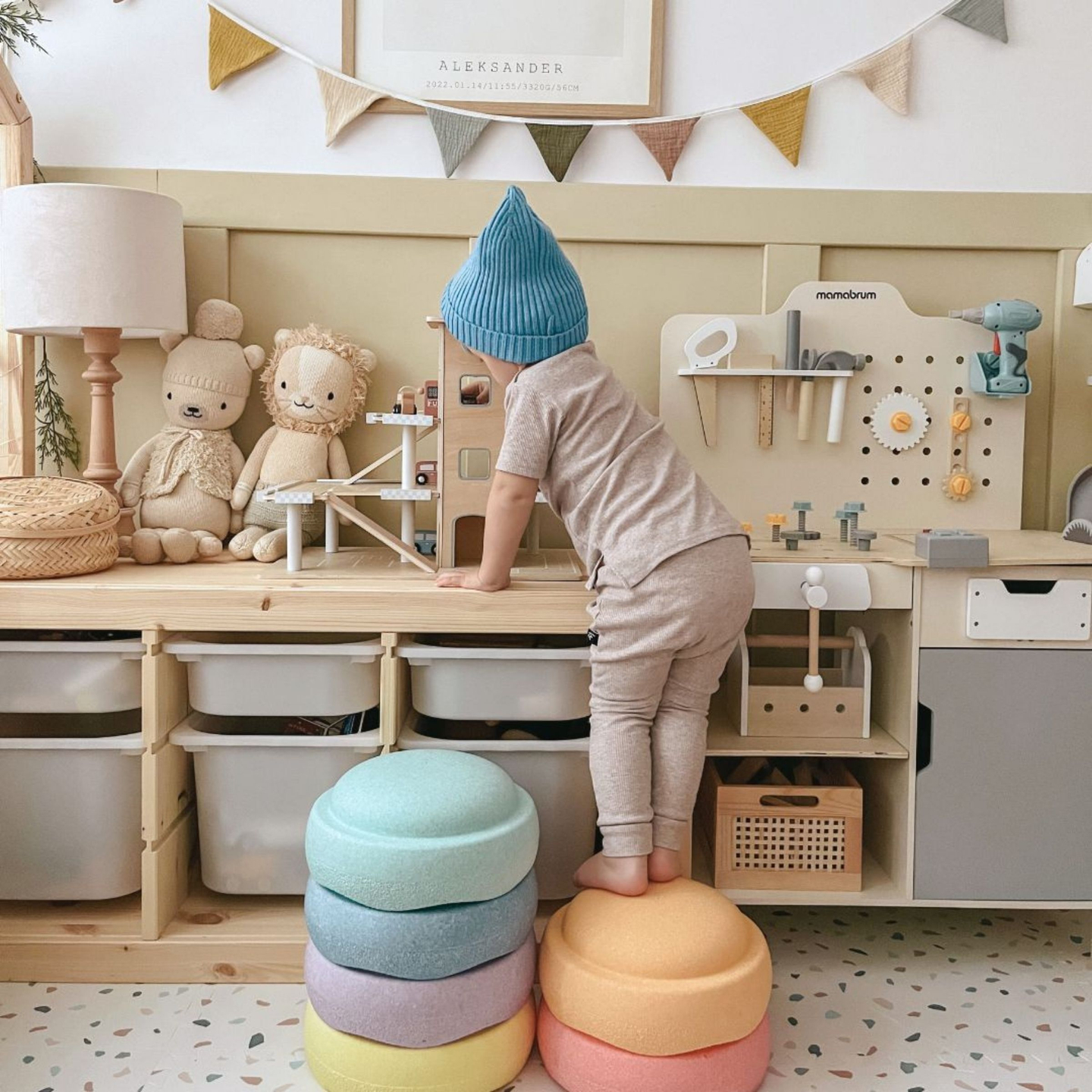 Дървен триетажен паркинг с асансьор - гараж за автомобили и хеликоптер