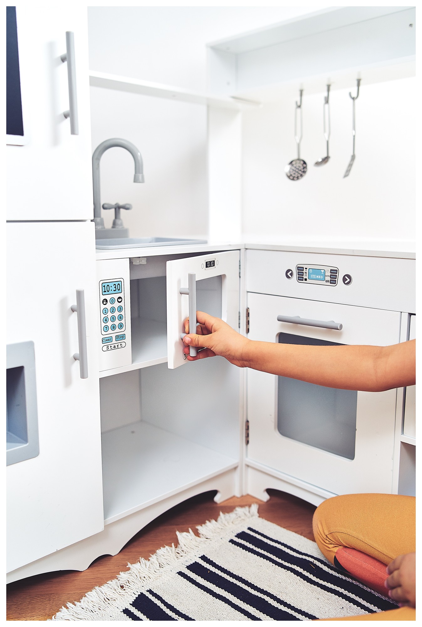 Ъглова дървена кухня XXXL с хладилник, фурна, пералня, престилка и аксесоари