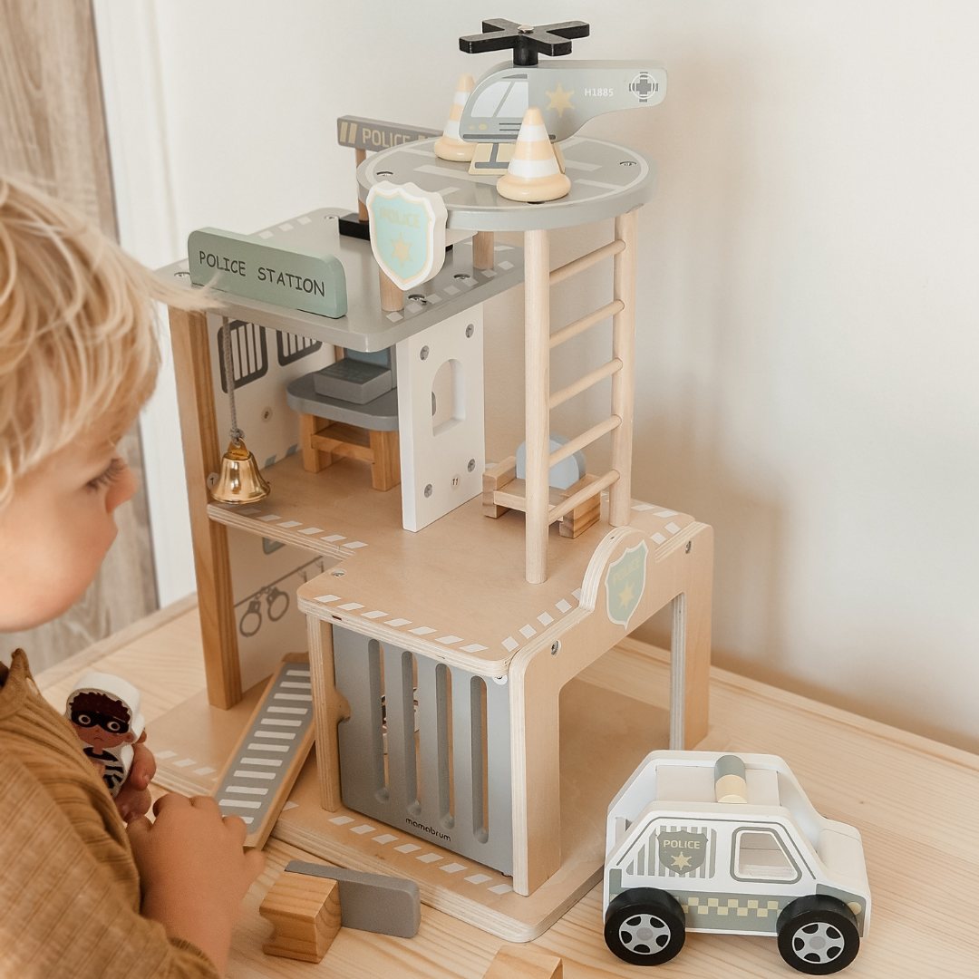 Дървен полицейски участък с аксесоари