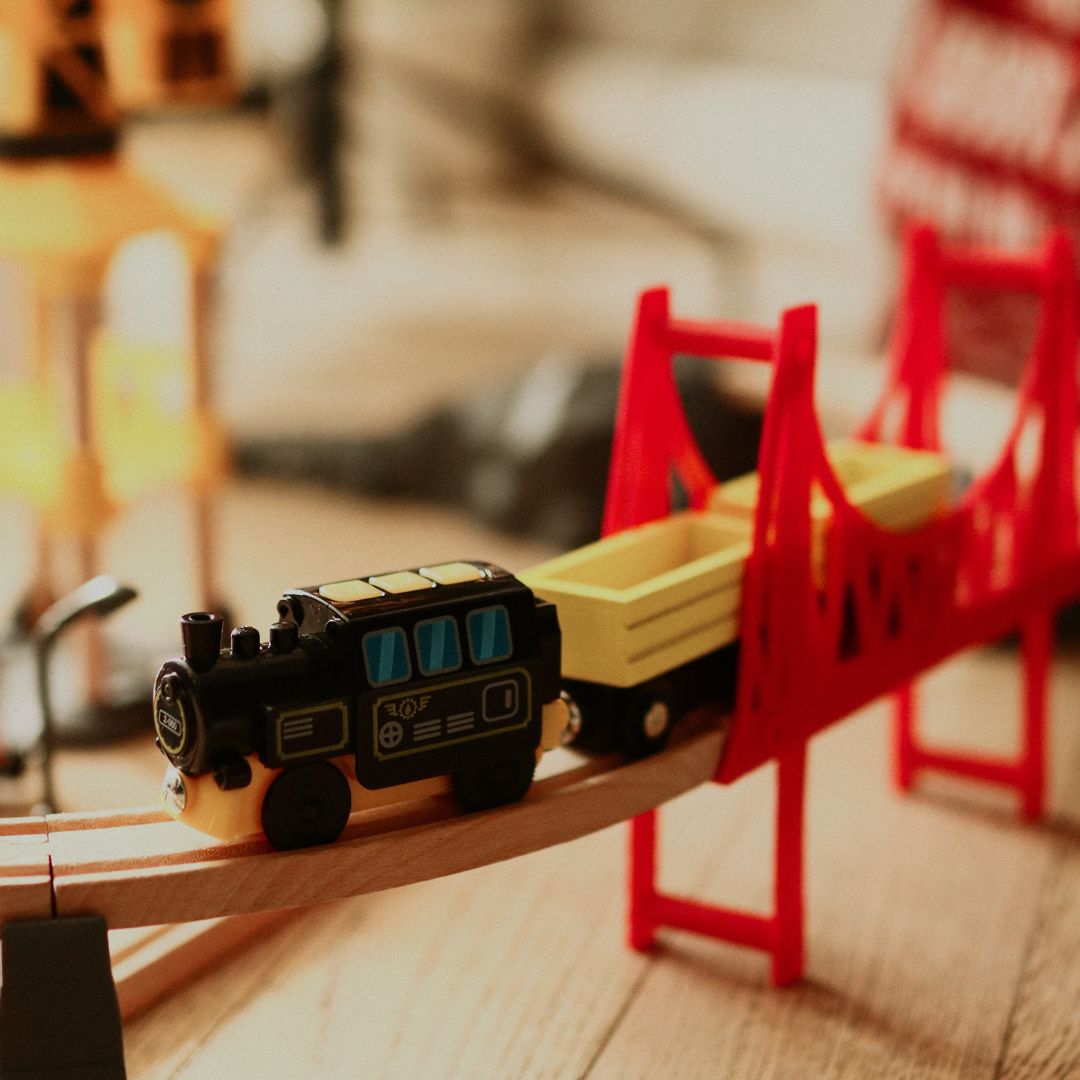 Дървена железница, акумулаторен влак - Град: релси, коли, мост, летище