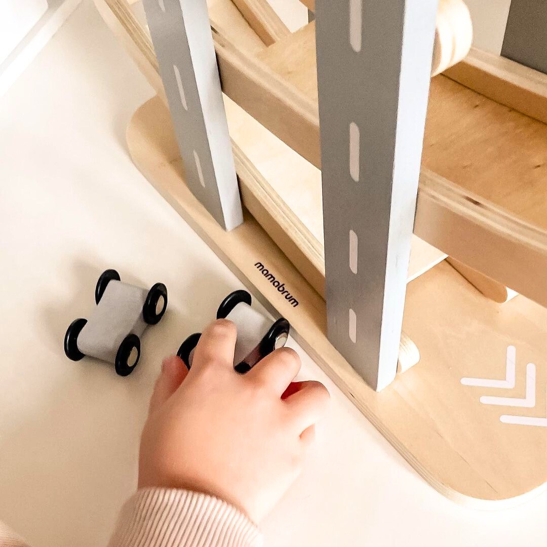 Дървена писта - пързалка за автомобили - 6 етажа