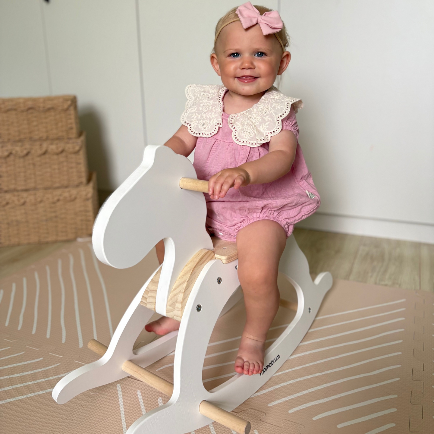 Дървено люлеещо се конче - бяло - от 12 месеца.