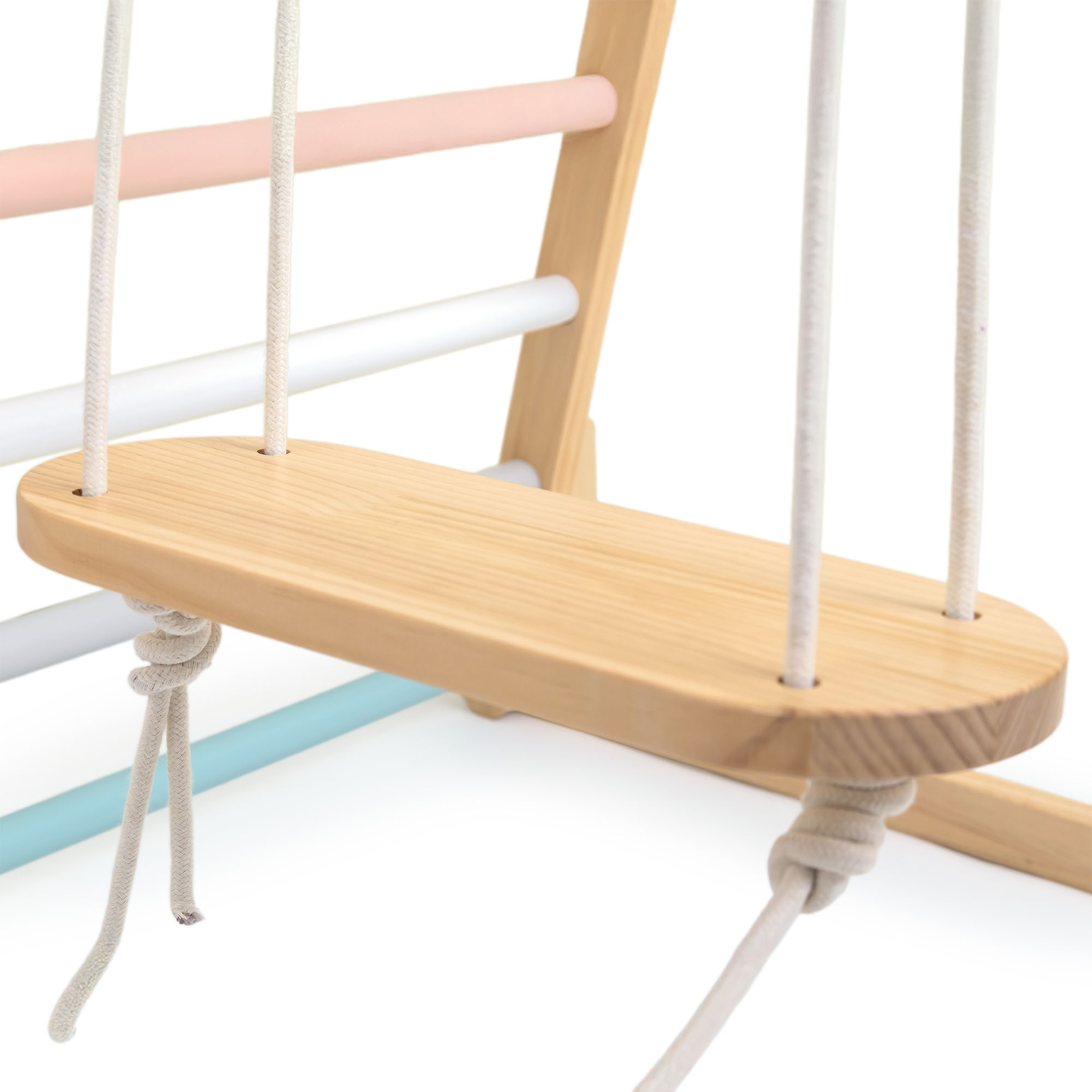 Дървена закрита детска площадка с люлка, гимнастически халки и мрежа за катерене