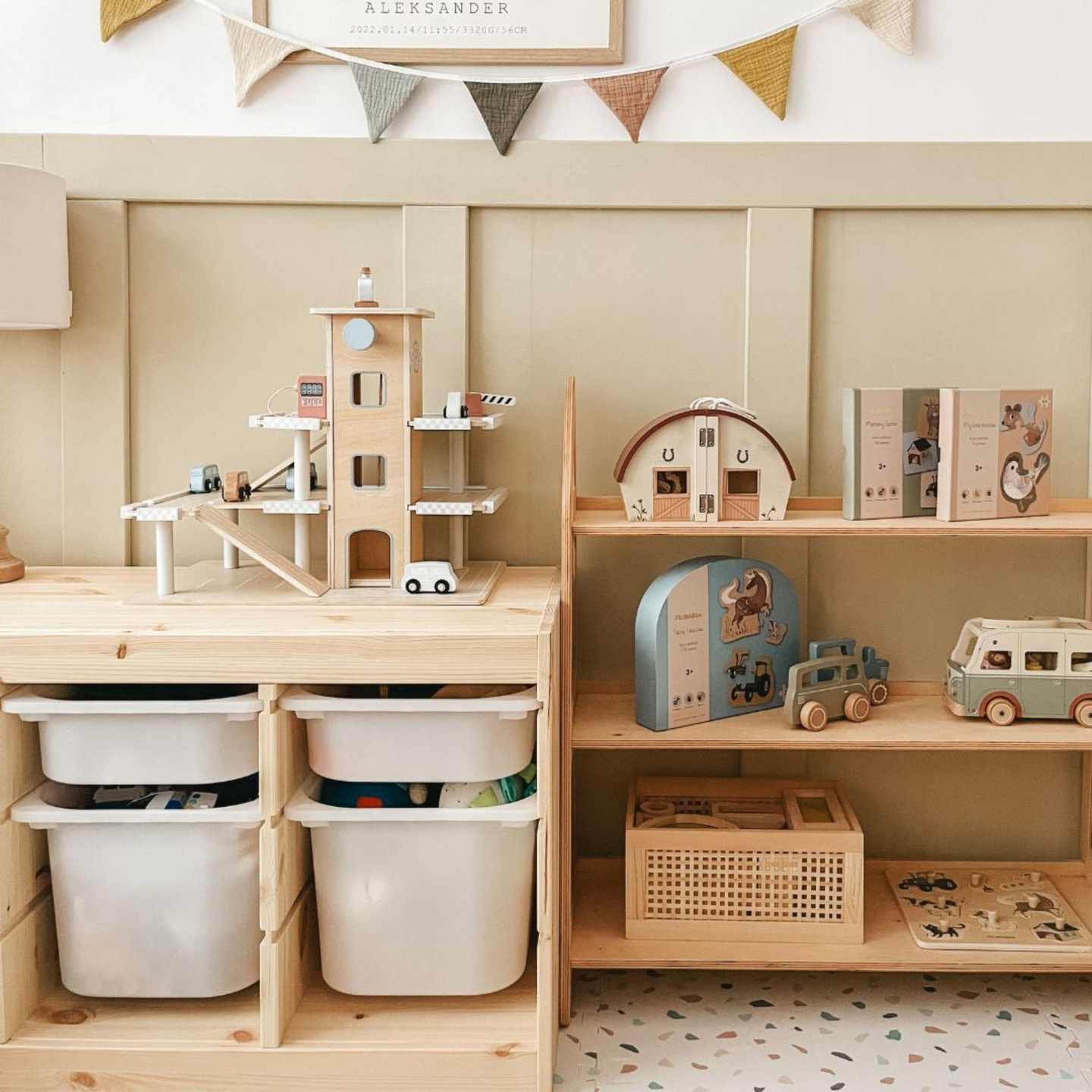 Дървен триетажен паркинг с асансьор - гараж за автомобили и хеликоптер