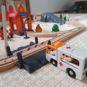 Дървен влак, влак на батерии - пожарна, релси, коли, мостове, бариера