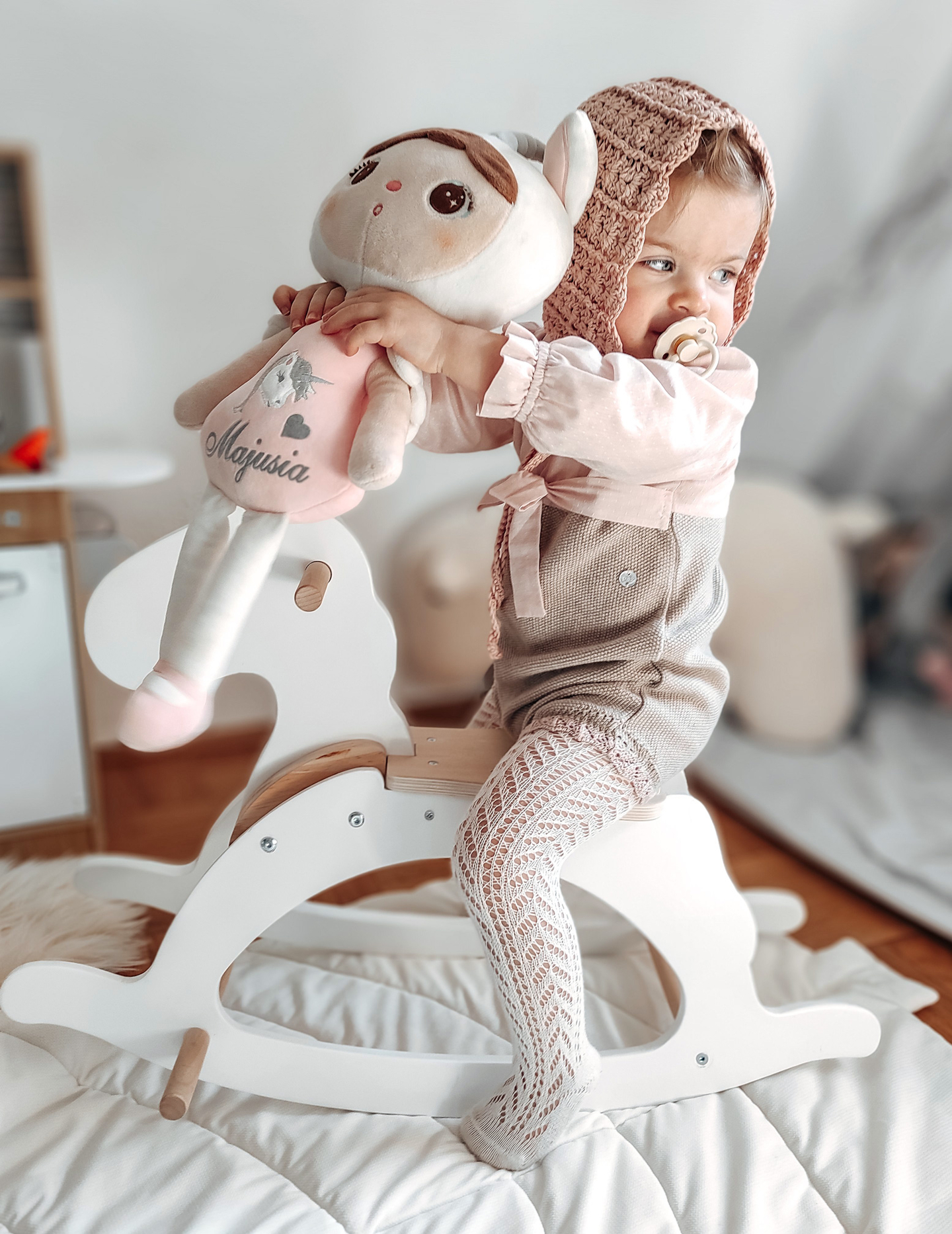 Дървено люлеещо се конче - бяло - от 12 месеца.