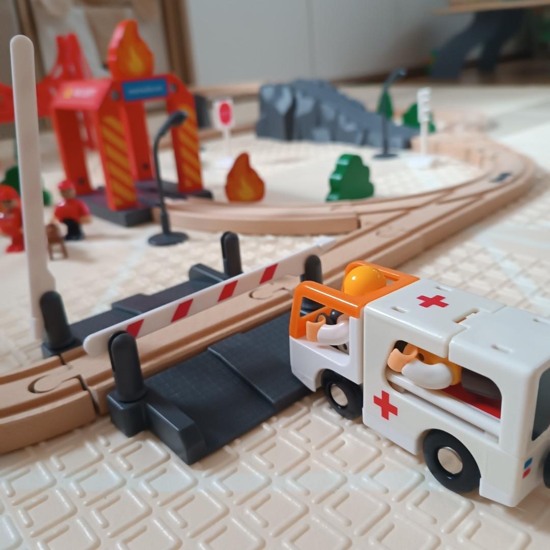 Дървен влак, влак на батерии - пожарна, релси, коли, мостове, бариера