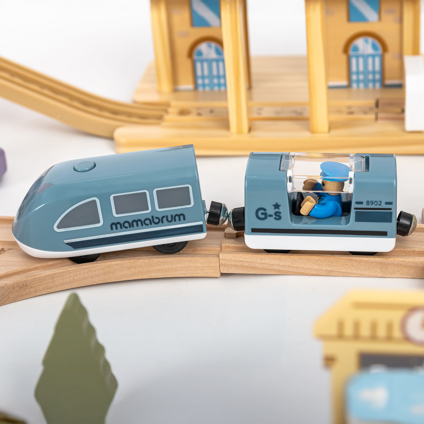 Дървена градска железница с електрически влак - движещ се кран, кораб, мостове