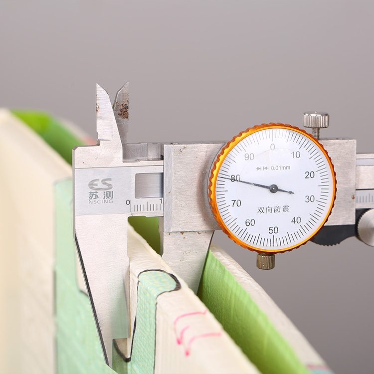 Двустранна подложка от пяна XXL - сгъваема 1 CM (гора с мече и коне)