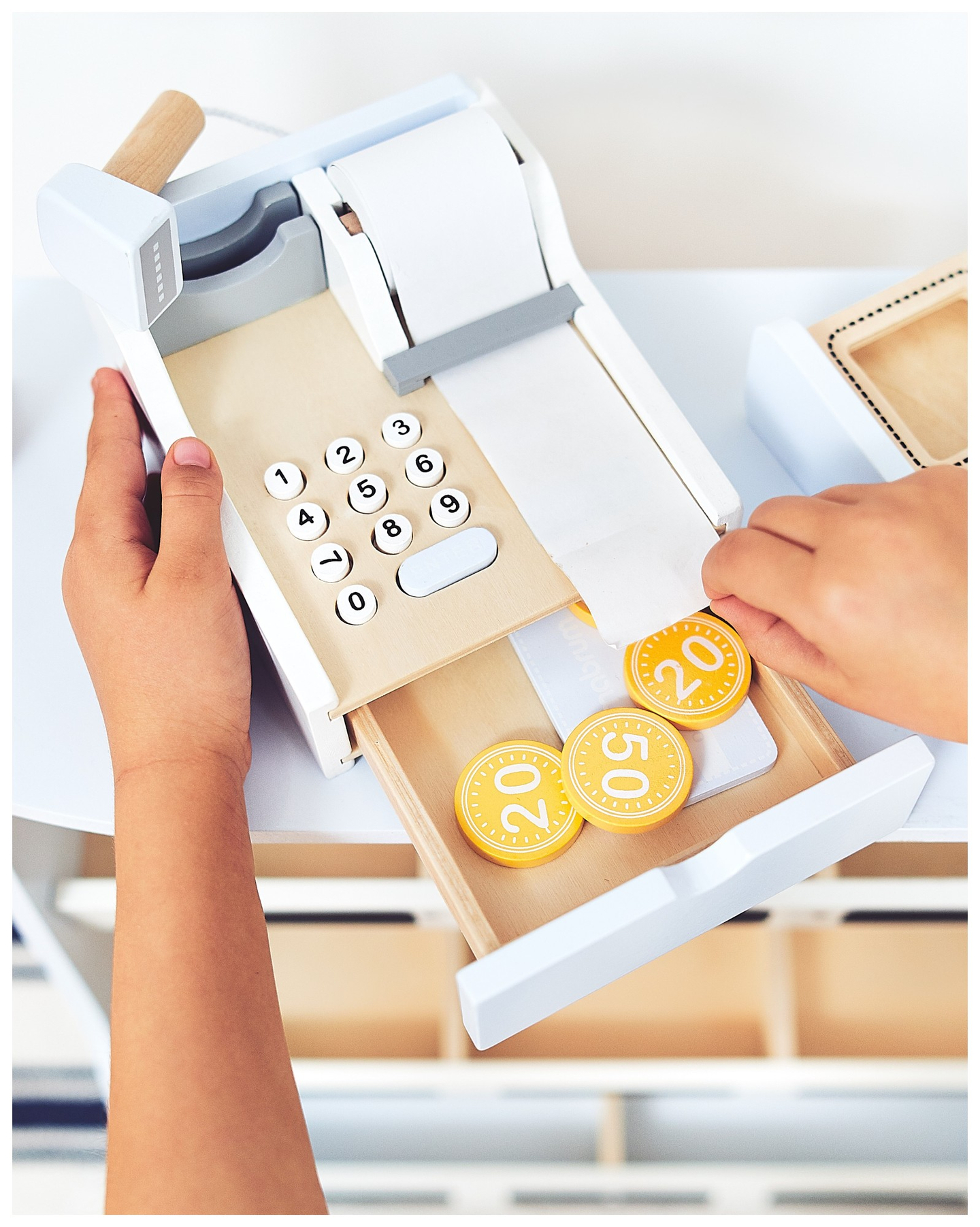 Магазин за зеленчуци - дървен щанд с щайги, касов апарат и терминал