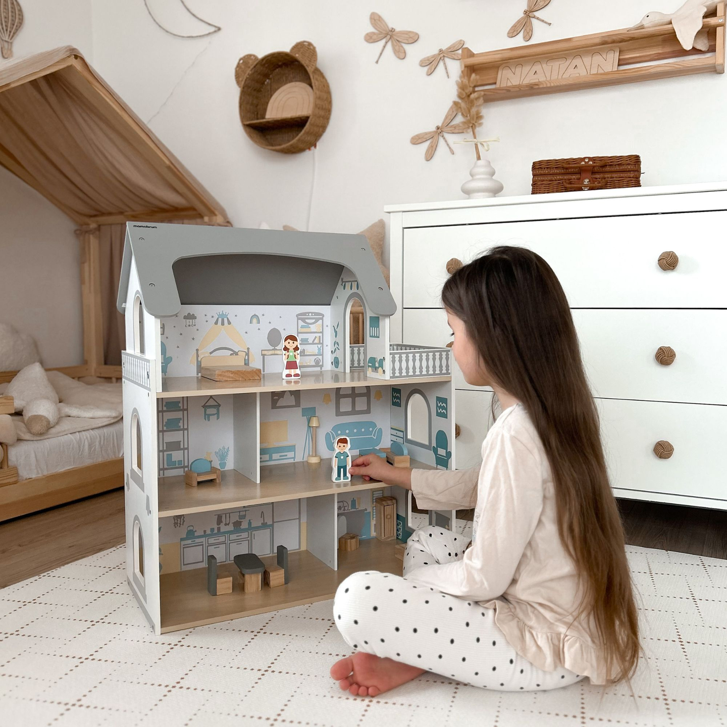 Бяла дървена къща за кукли с тераса и аксесоари