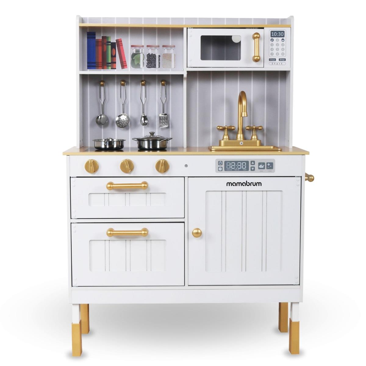 Дървена бяла кухня с аксесоари и престилка