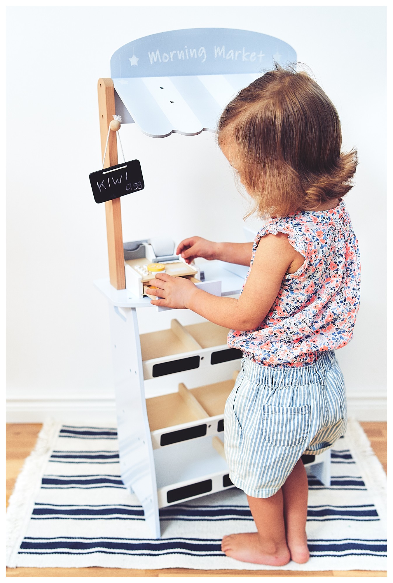 Магазин за зеленчуци - дървен щанд с щайги, касов апарат и терминал