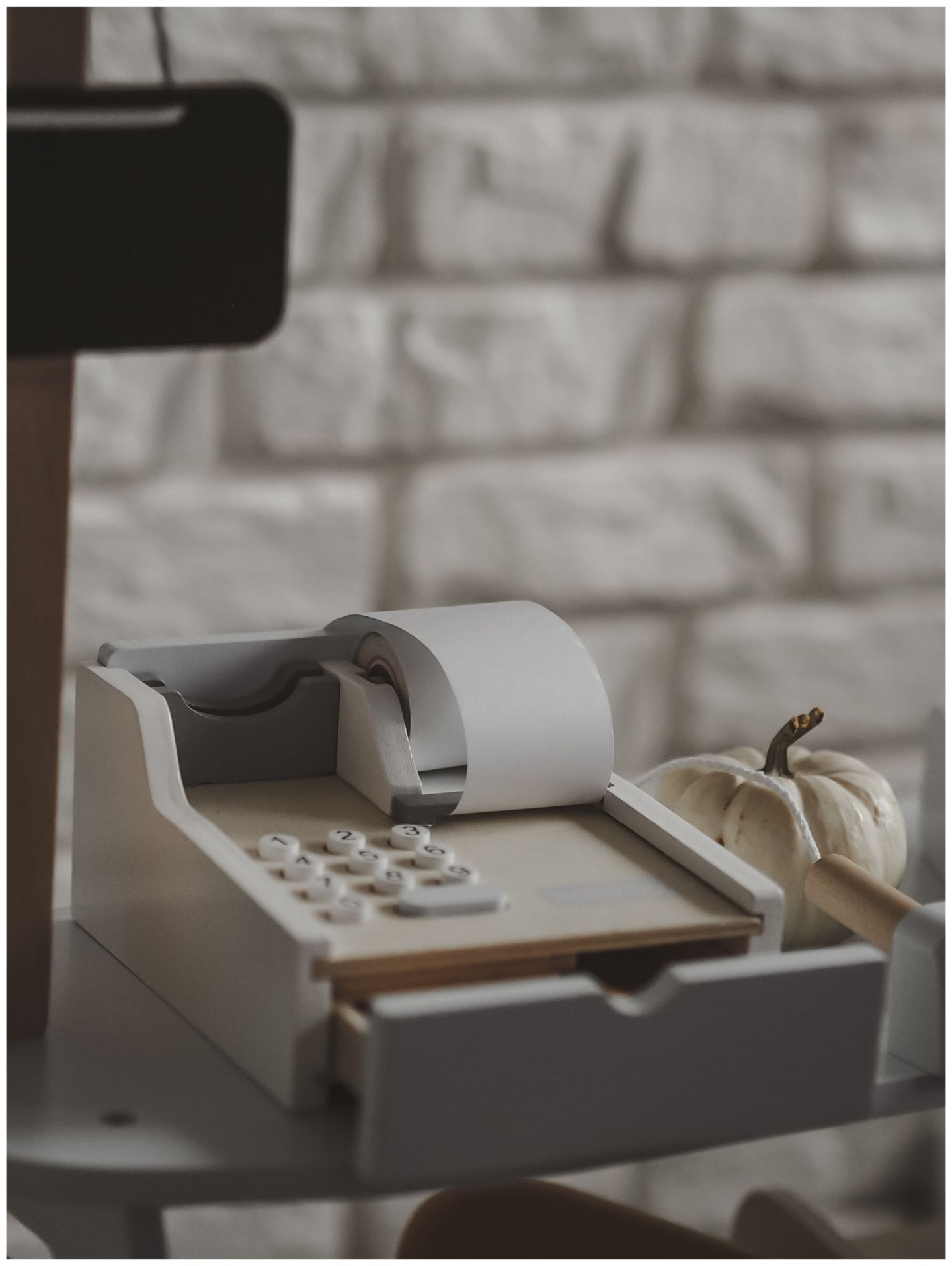 Магазин за зеленчуци - дървен щанд с щайги, касов апарат и терминал