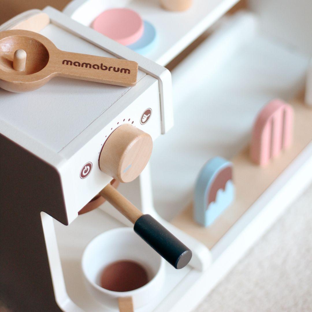 Дървен салон за сладолед с кафемашина - кафене с аксесоари