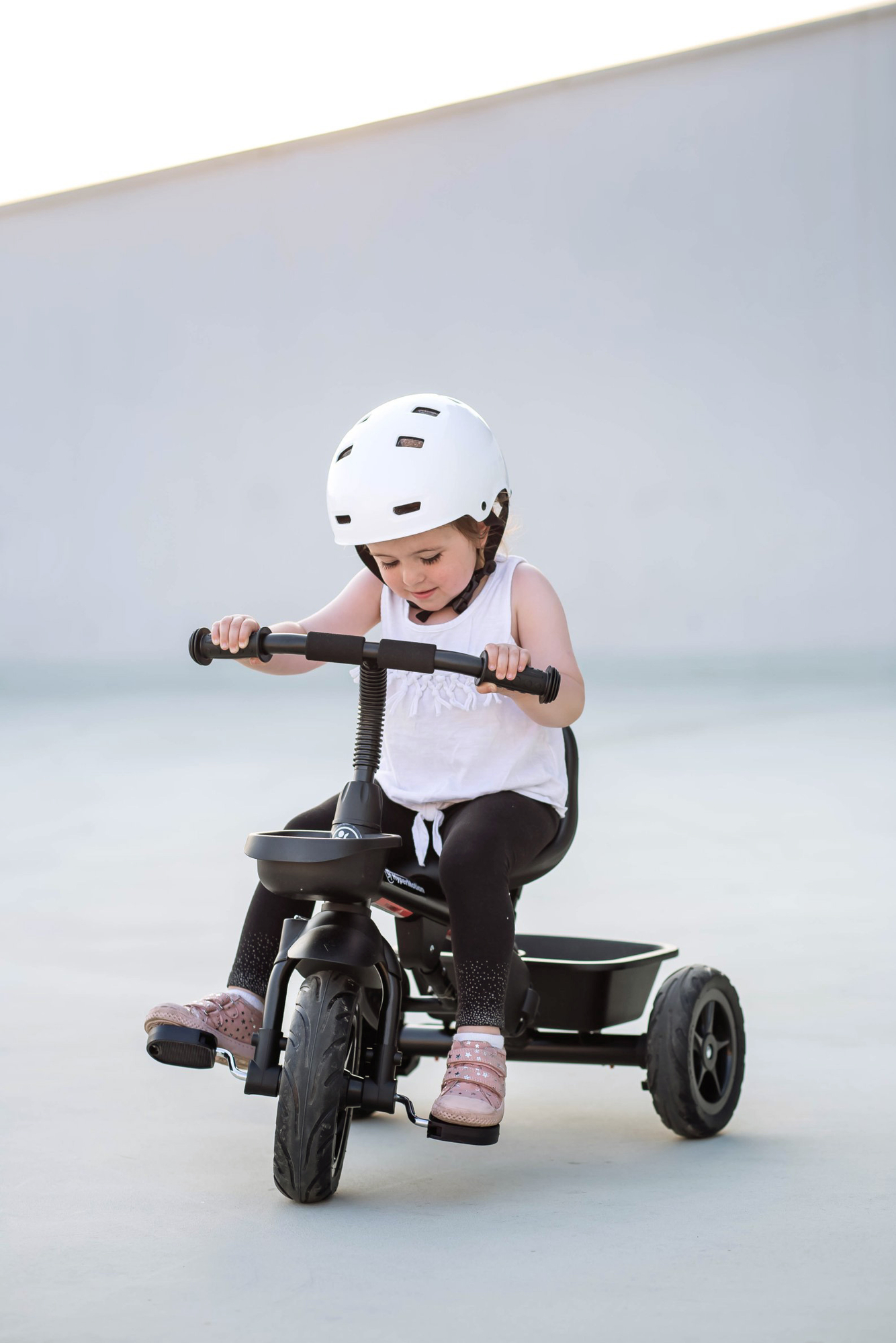 HyperMotion TOBI VECTOR триколка - вечни надуваеми колела + щанга за бутане. Цвят: черен.