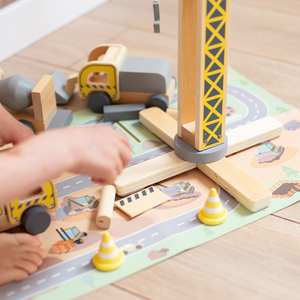 Дървена строителна площадка с голям мобилен кран и превозни средства, кулокранове