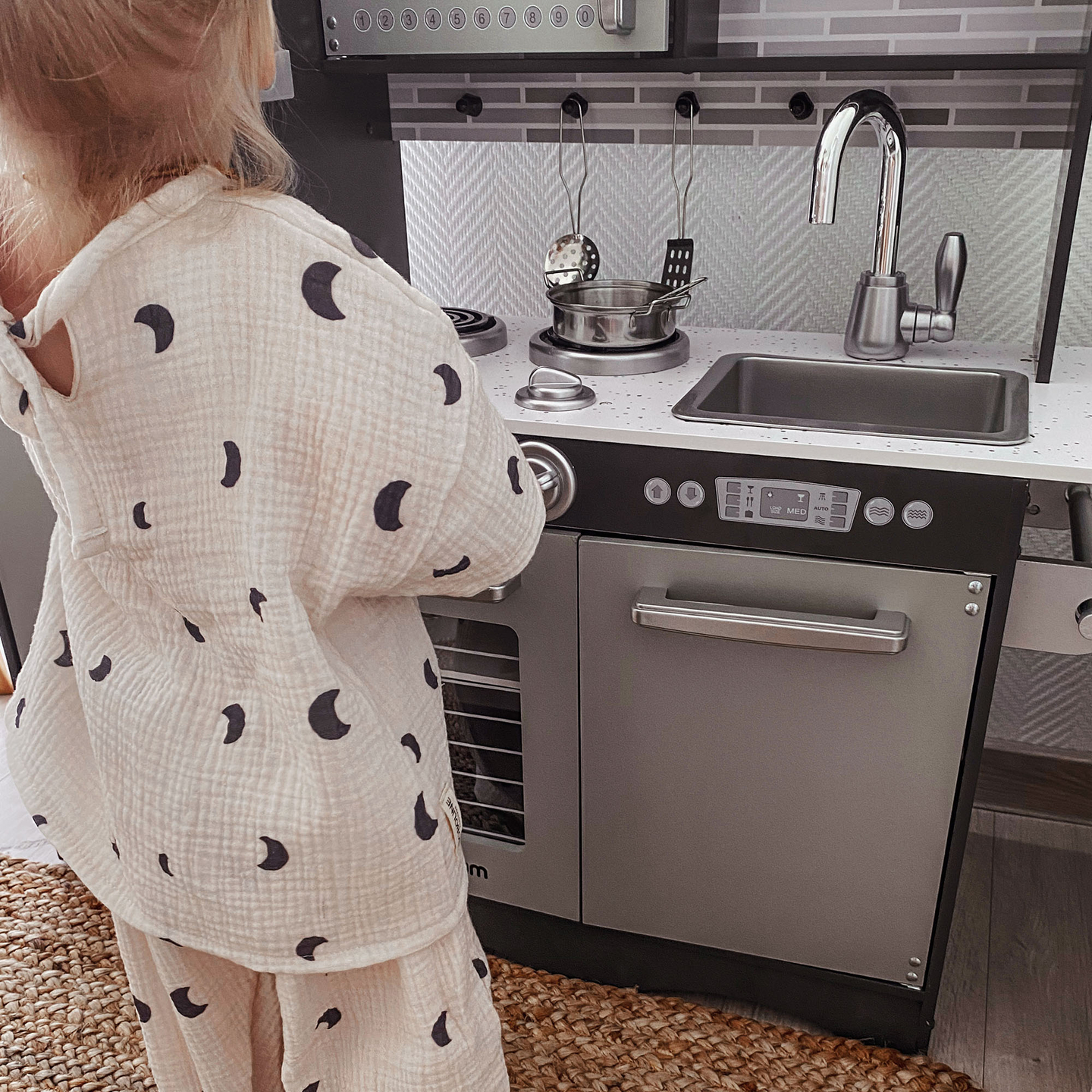 XXL дървена кухня с LED осветление, престилка и аксесоари