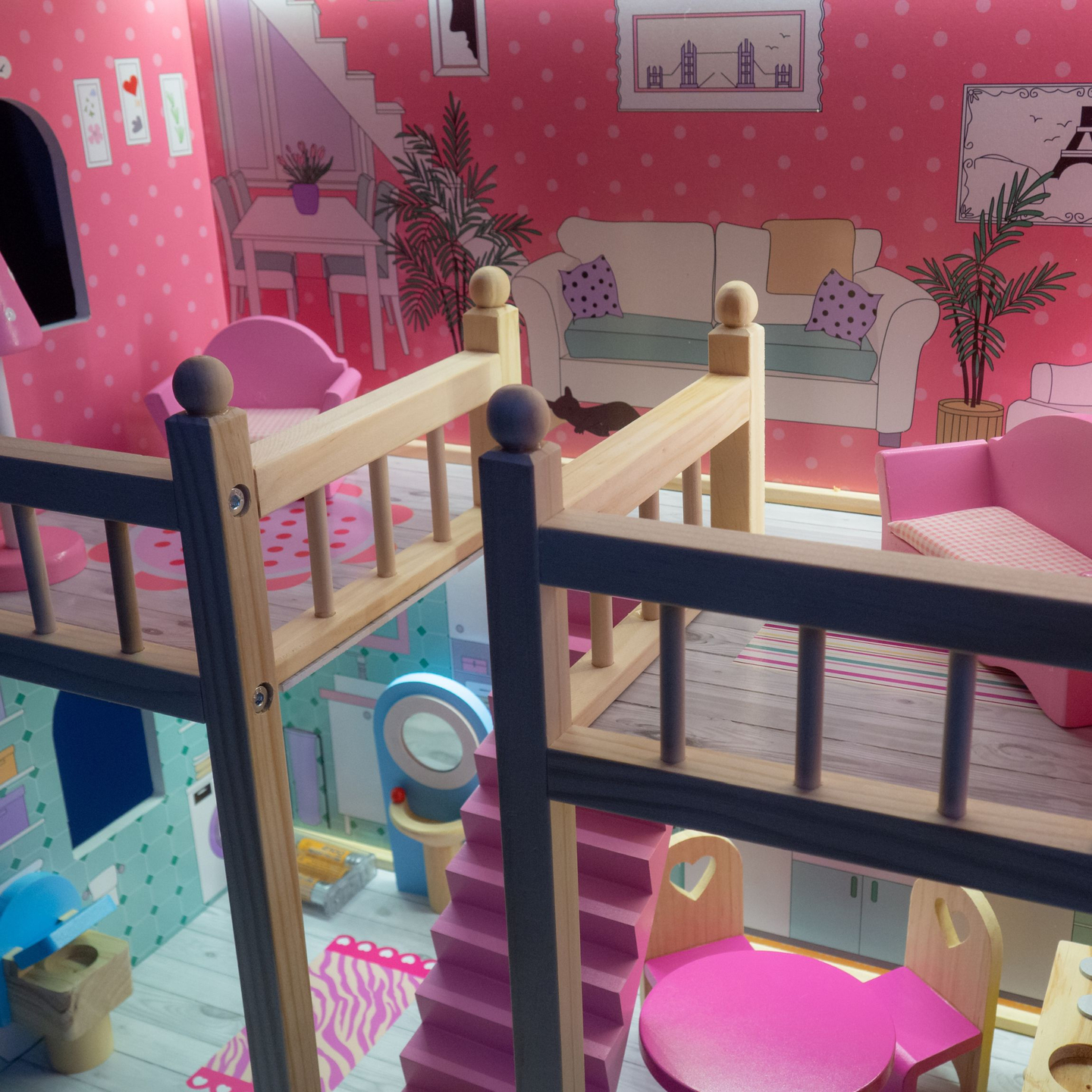 Голяма дървена 3-етажна къща за кукли с тераса, комплект мебели и LED осветление!