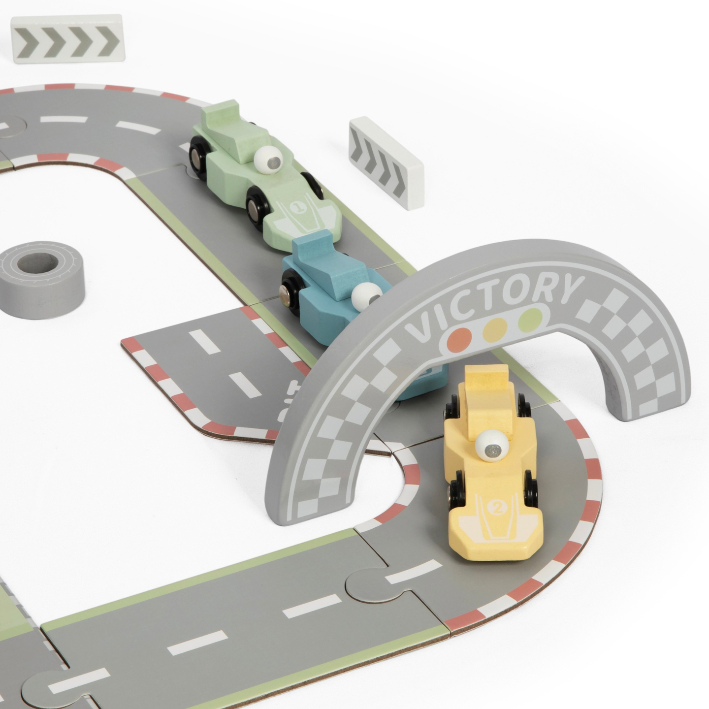 Магнитен куфар със състезателна писта, дървени превозни средства и пътни принадлежности