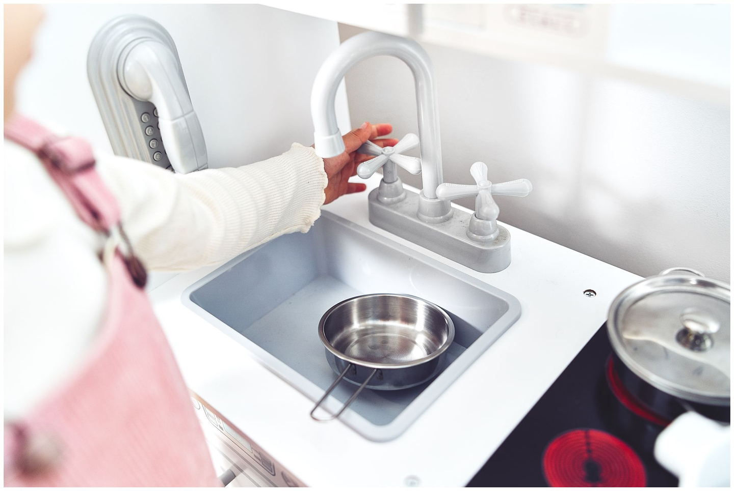 Големи дървени бели кухненски аксесоари и престилка