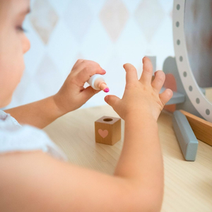 Дървена тоалетка с табуретка и аксесоари