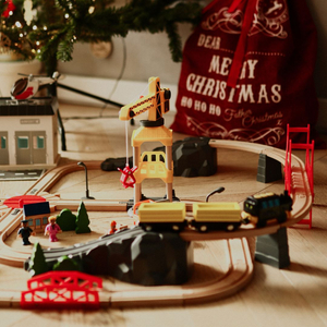 Дървена железница, акумулаторен влак - Град: релси, коли, мост, летище