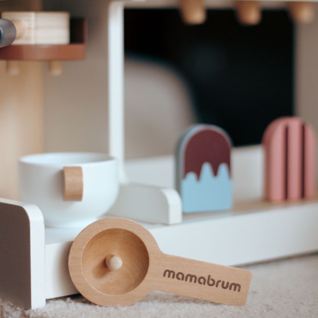 Дървен салон за сладолед с кафемашина - кафене с аксесоари