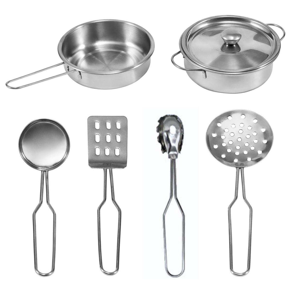 Дървена бяла кухня с аксесоари и престилка