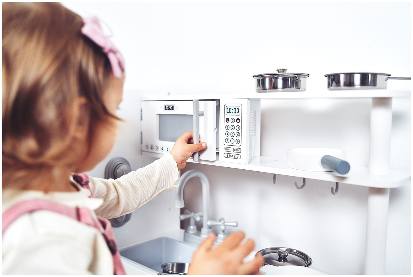 Големи дървени бели кухненски аксесоари и престилка