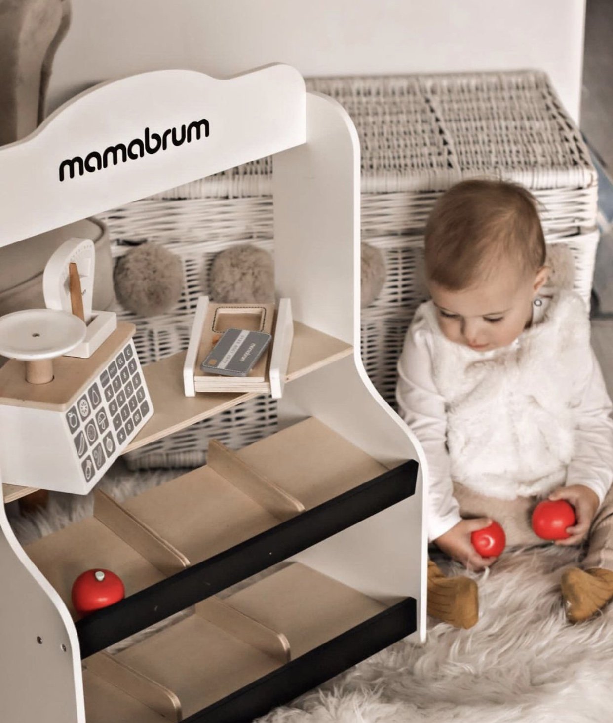 Мини маркет - магазин с кантар, терминал, разплащателна карта и плодове