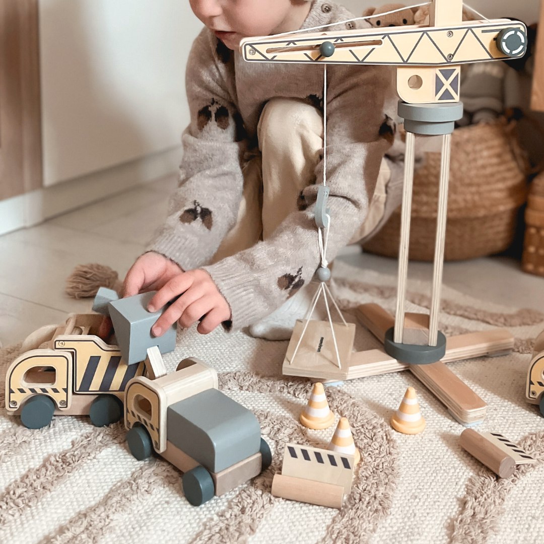 Дървена строителна площадка с голям мобилен кран и превозни средства, кулокранове