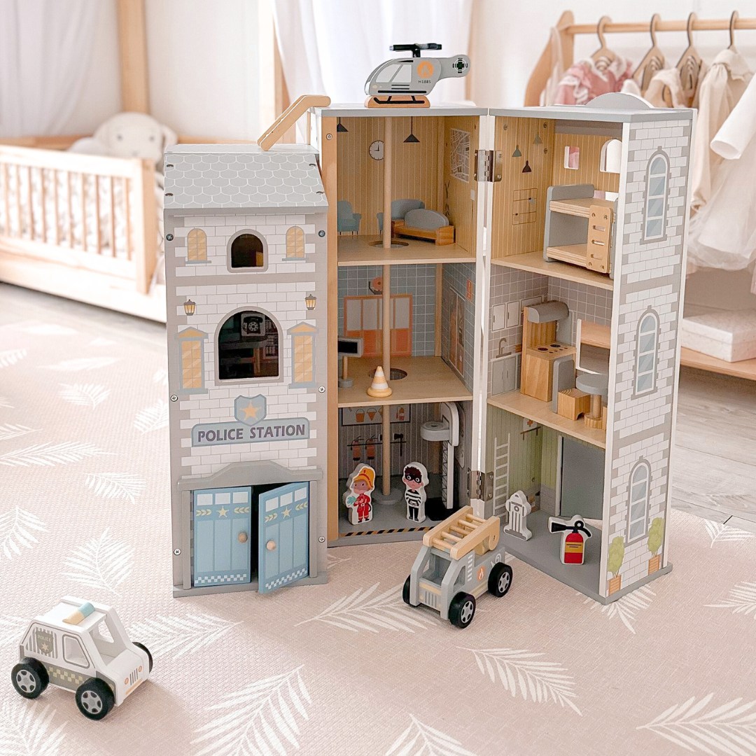 Голяма сгъваема пожарна с полицейски участък - дървен комплект. Пожарна и полицейски участък с аксесоари.