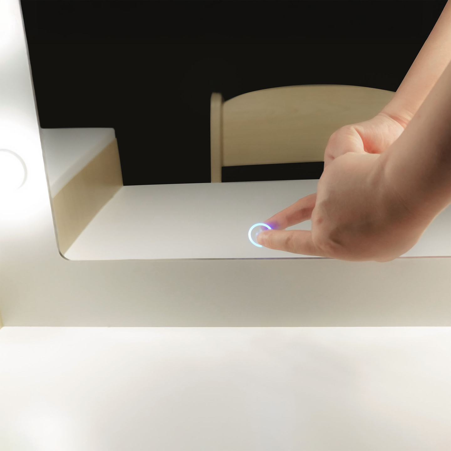 Дървена детска тоалетка със стол, аксесоари и LED осветление