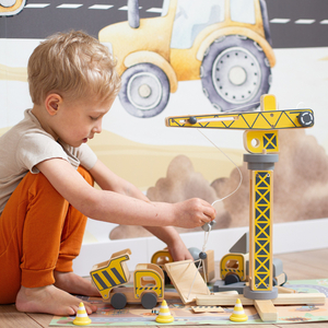 Дървена строителна площадка с голям мобилен кран и превозни средства, кулокранове