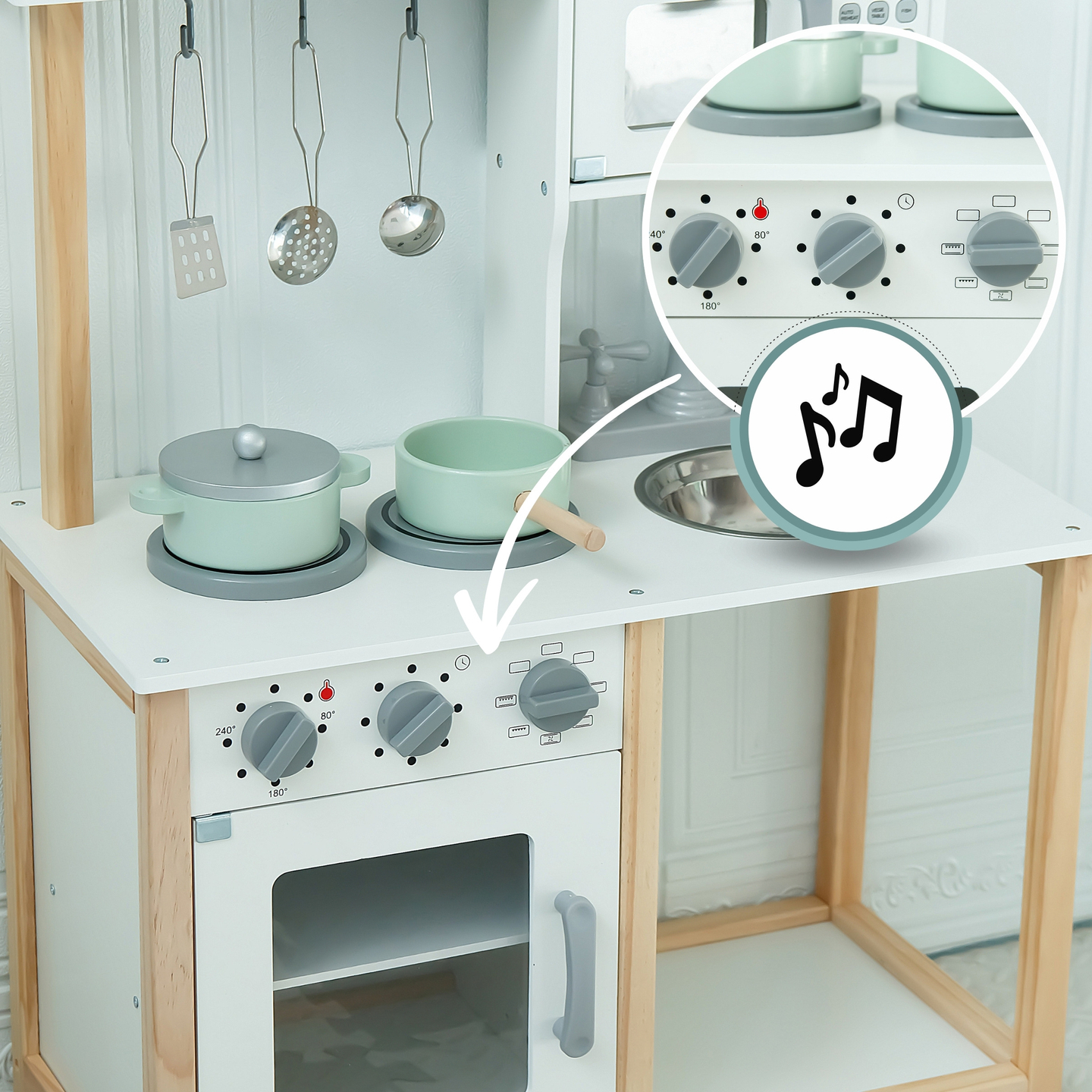 Дървена детска кухня с микровълнова печка