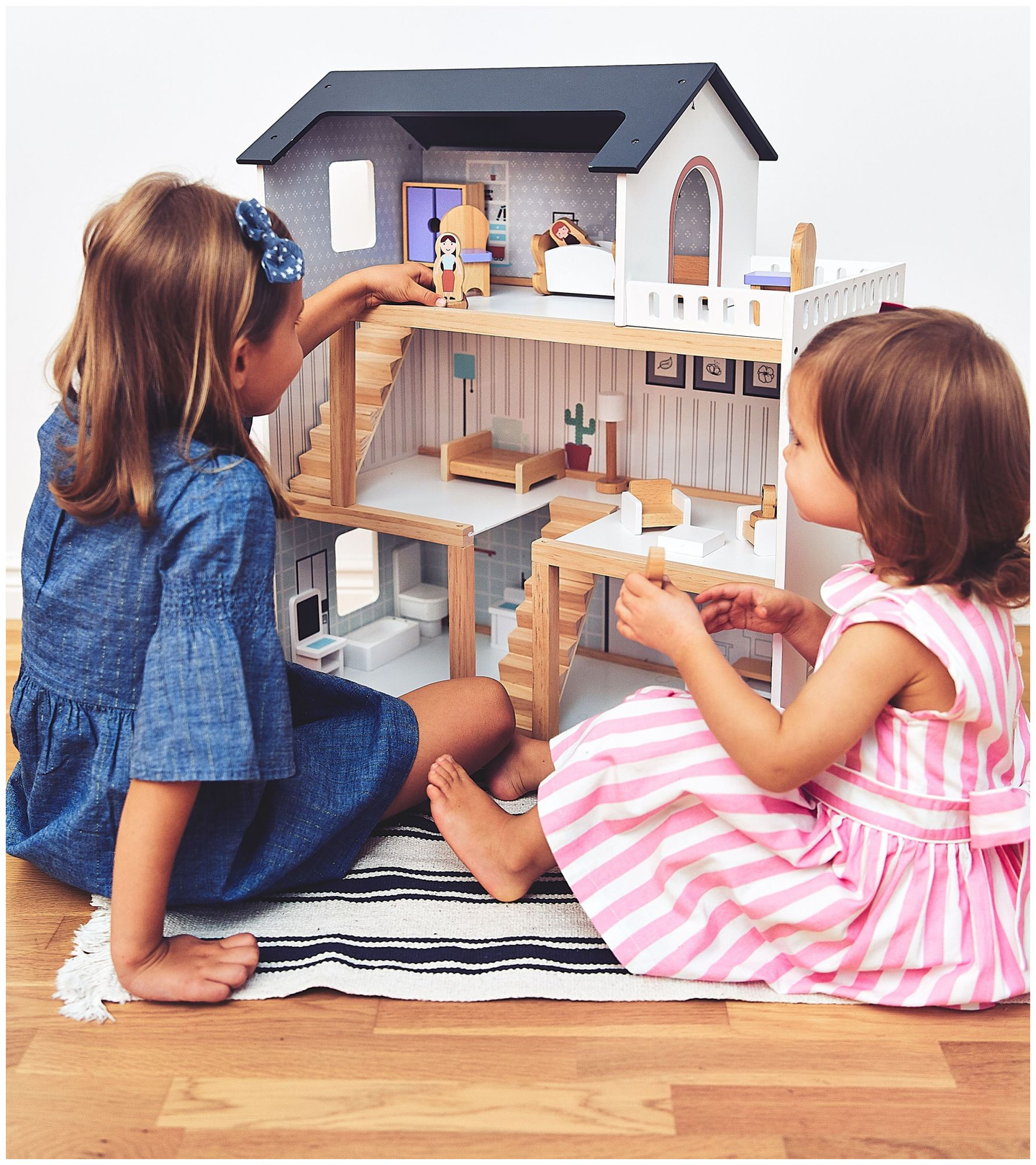 Бяла дървена къща за кукли с аксесоари 18 бр.