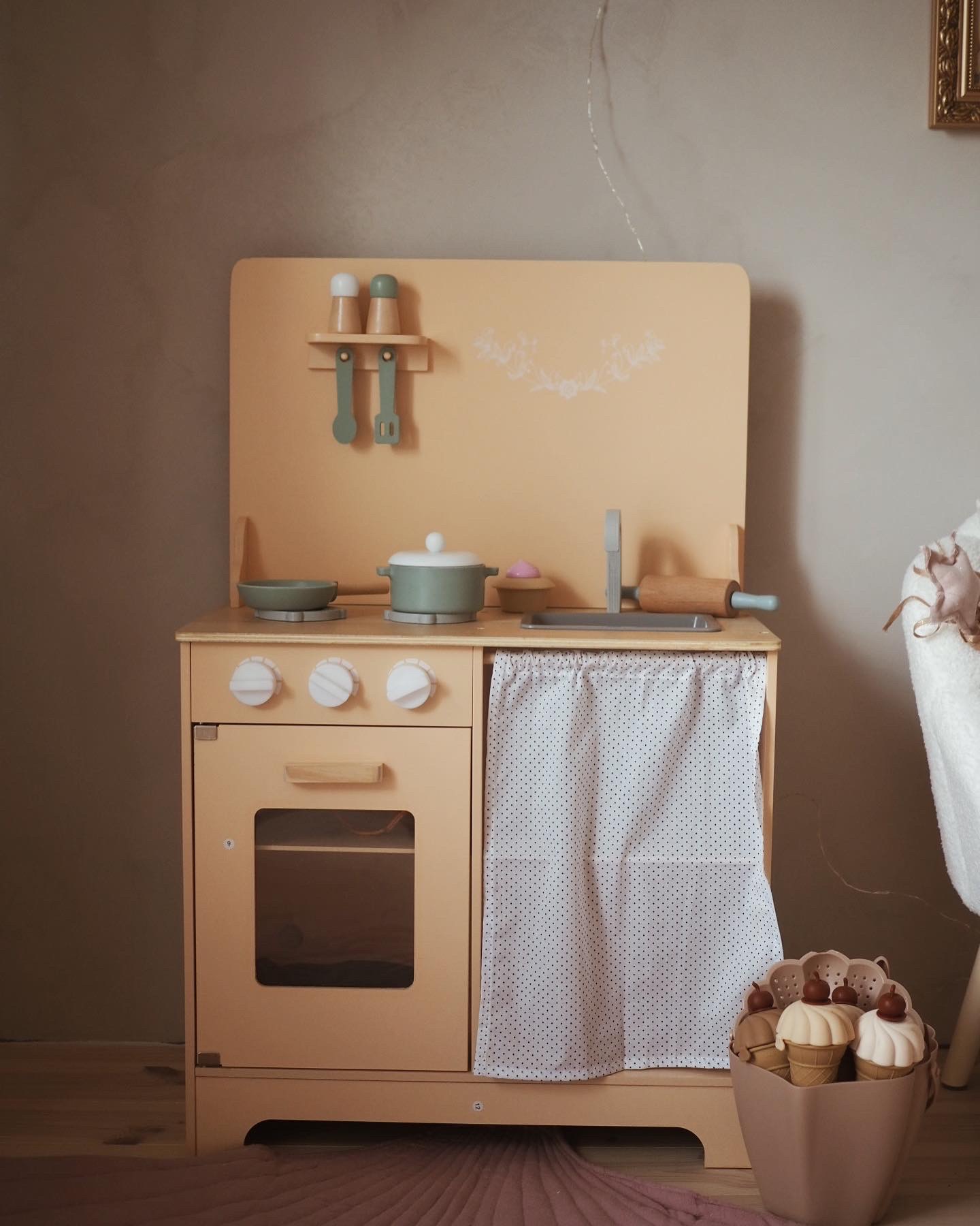 Дървена кухня с престилка, аксесоари и LED осветление