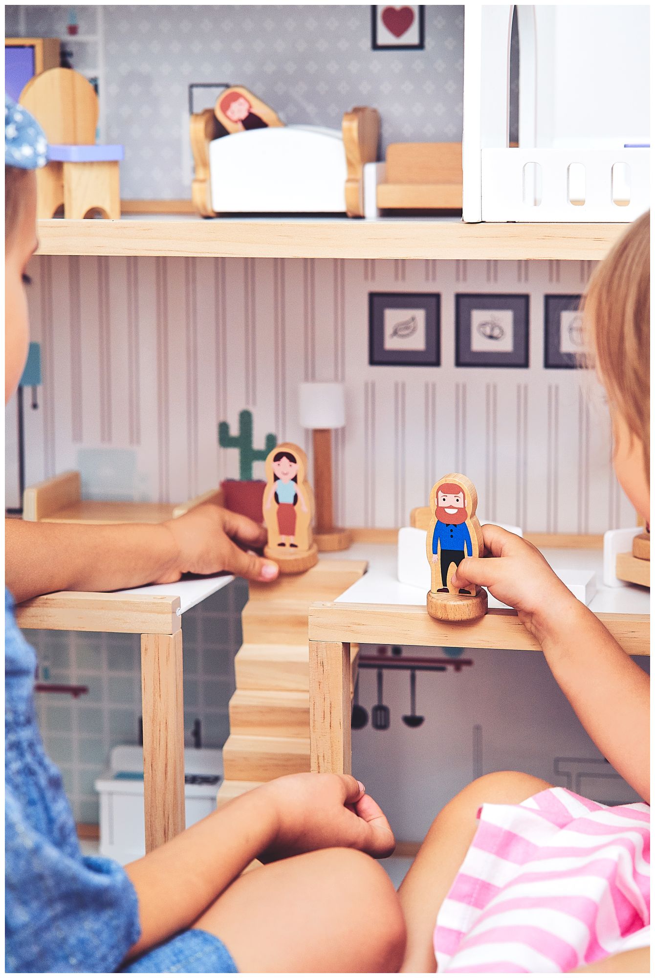 Бяла дървена къща за кукли с аксесоари 18 бр.