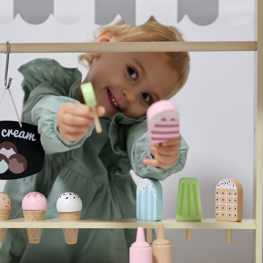 Дървен сладоледен салон на колела - количка за сладолед