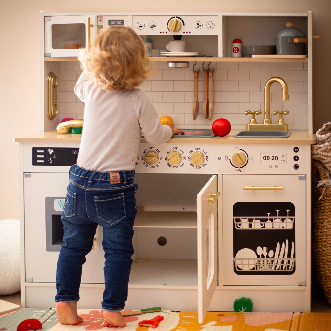 Интерактивна XXL дървена кухня с аксесоари и LED осветление - на две нива