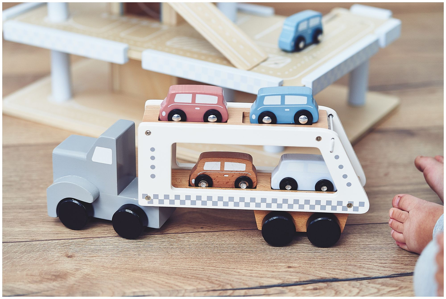 Дървен камион с ремарке с 4 автомобила