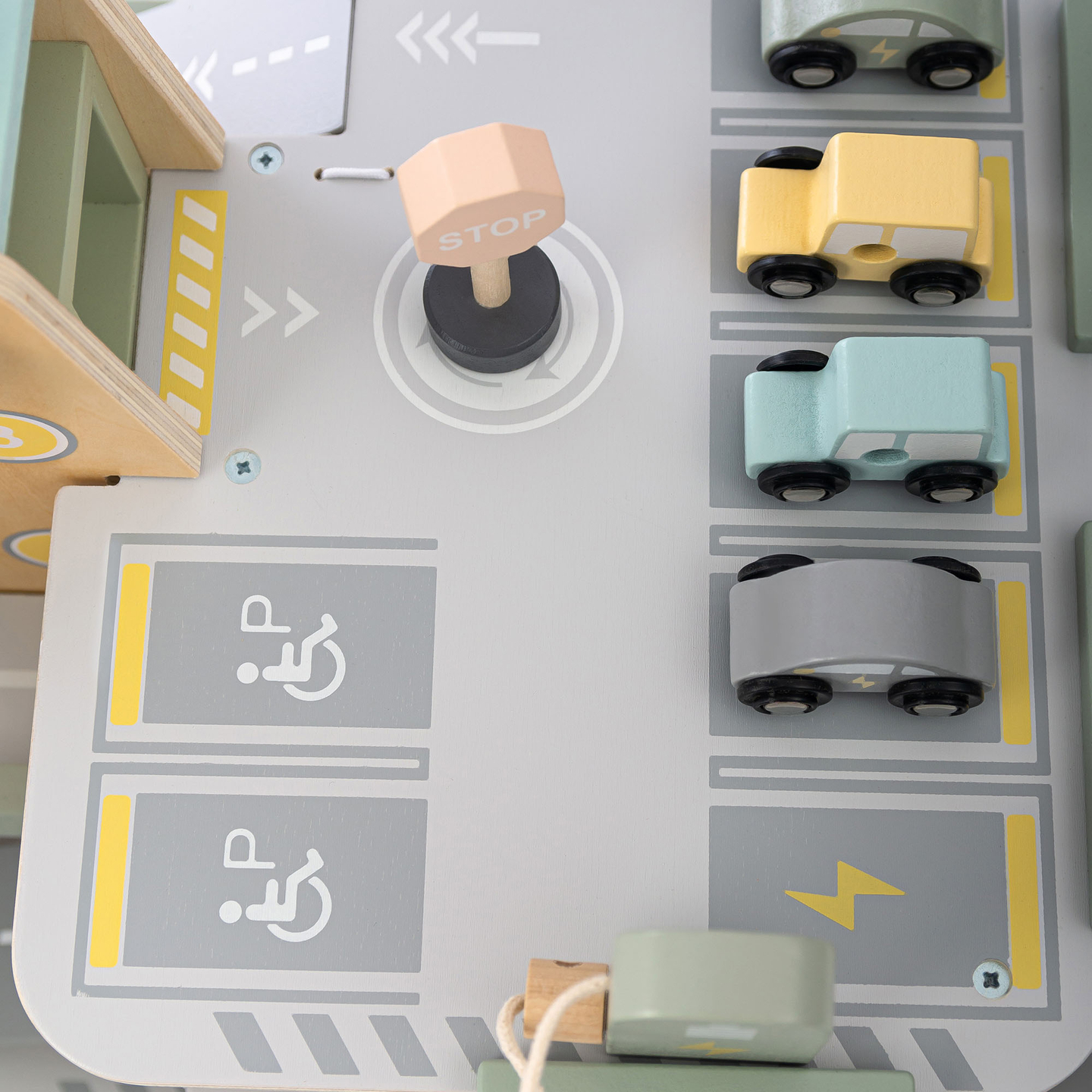 Дървен, триетажен гараж за деца с аксесоари – паркинг, бензиностанция, автомивка, хеликоптер