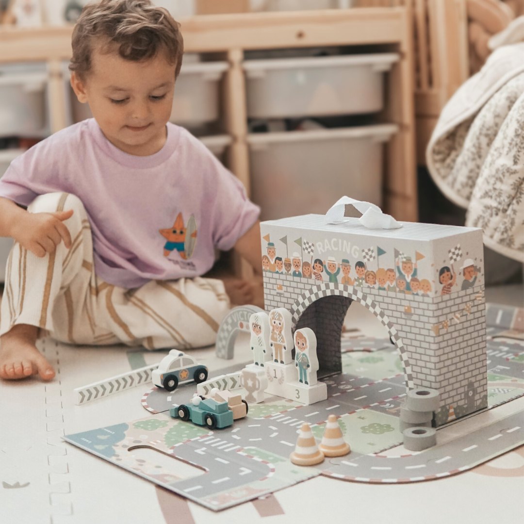 Магнитен куфар със състезателна писта, дървени превозни средства и пътни принадлежности