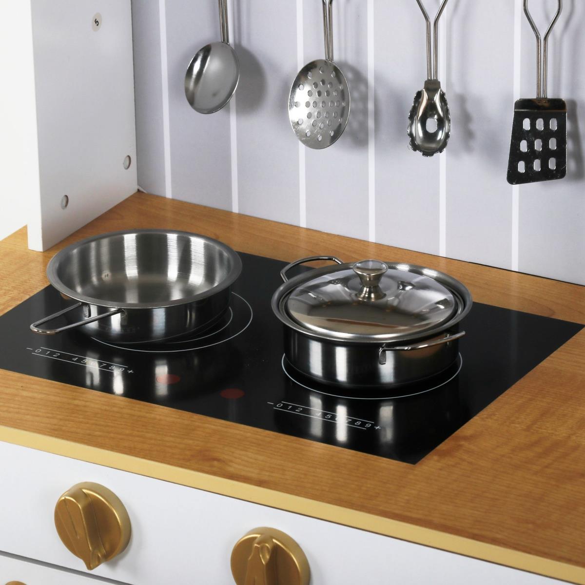 Дървена бяла кухня с аксесоари и престилка