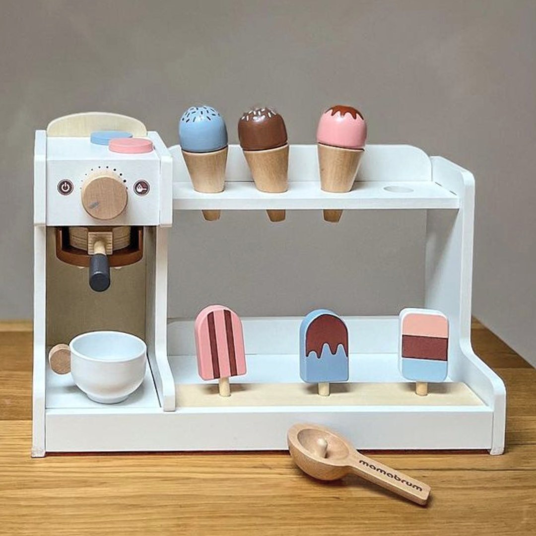 Дървен салон за сладолед с кафемашина - кафене с аксесоари