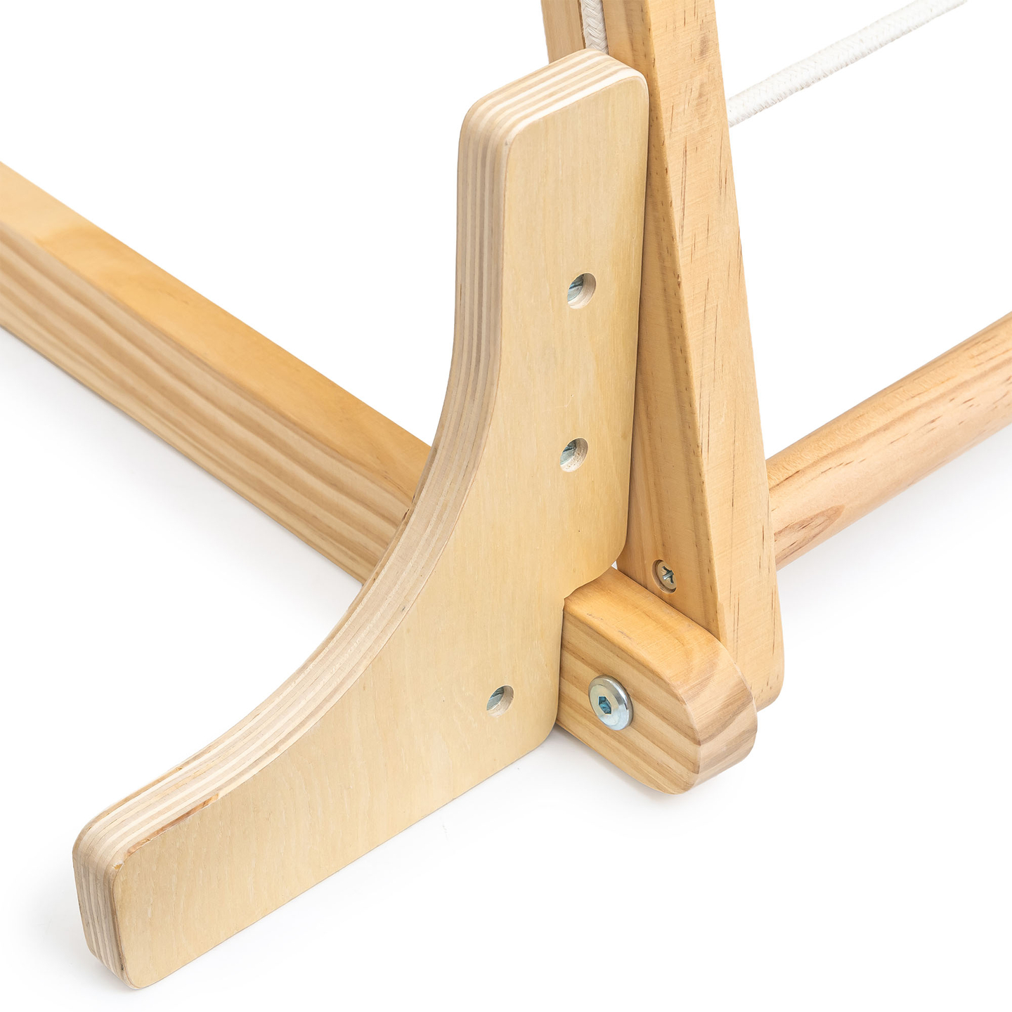 Дървена закрита детска площадка с люлка, гимнастически халки и мрежа за катерене