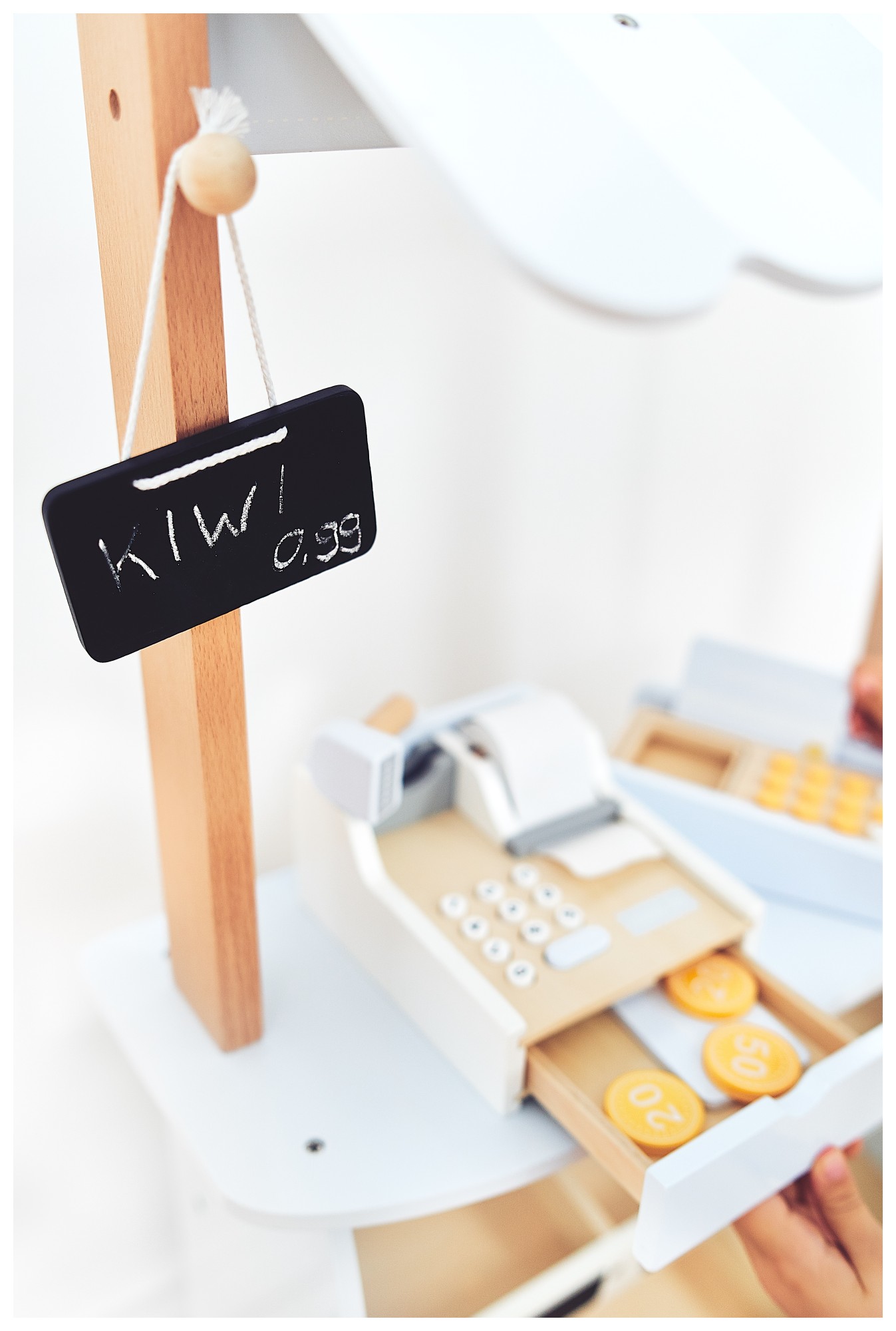 Магазин за зеленчуци - дървен щанд с щайги, касов апарат и терминал