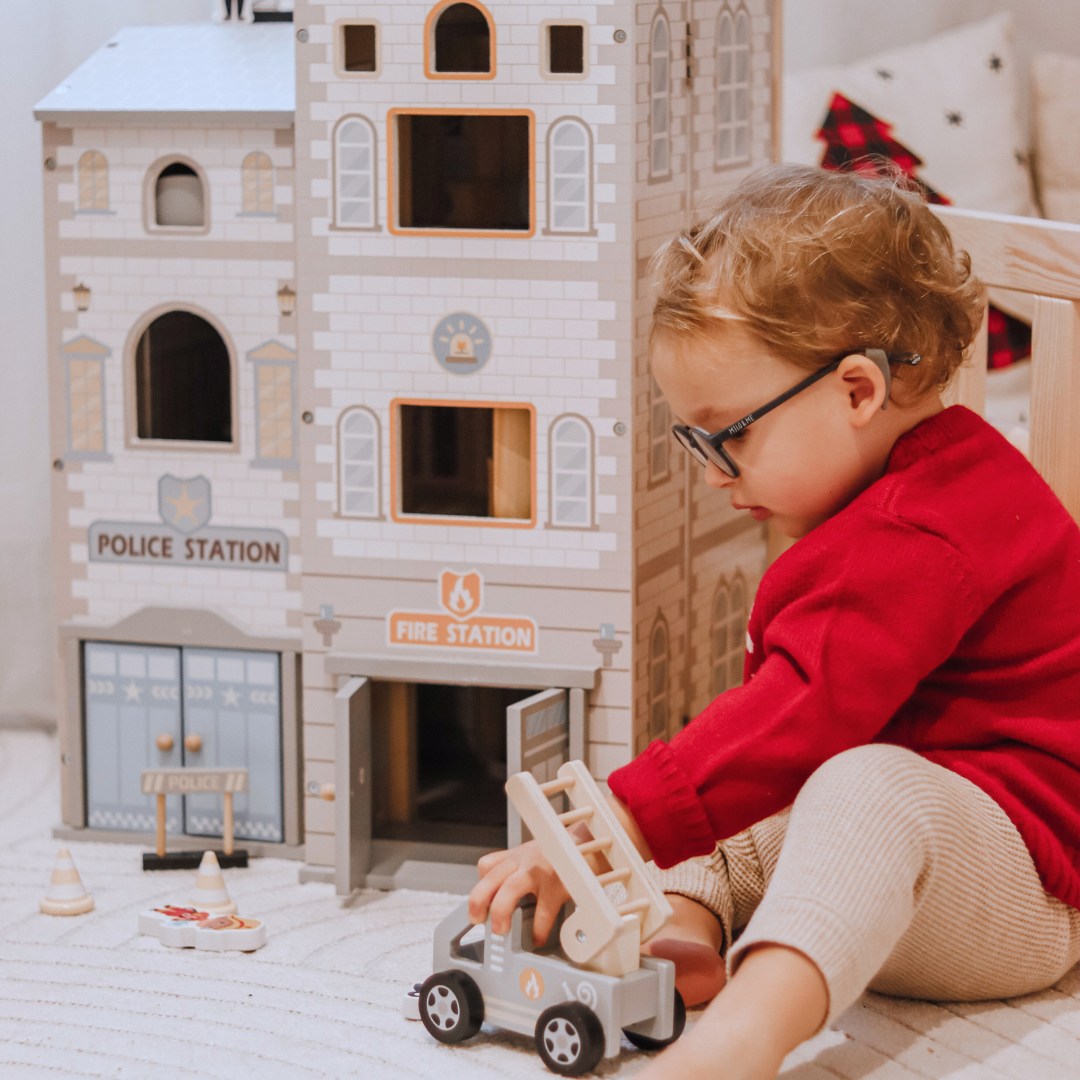 Голяма сгъваема пожарна с полицейски участък - дървен комплект. Пожарна и полицейски участък с аксесоари.
