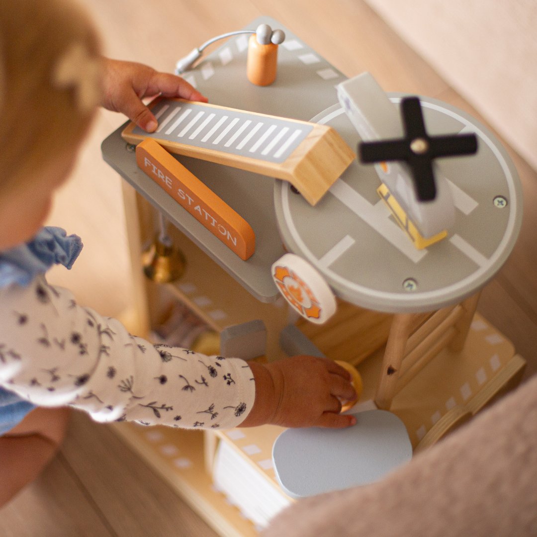 Дървена пожарна станция с аксесоари, пожарна команда